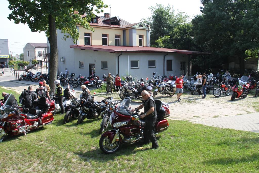 Prezentacja stojących motocykli - motocykliści przygotowują się do jazdy