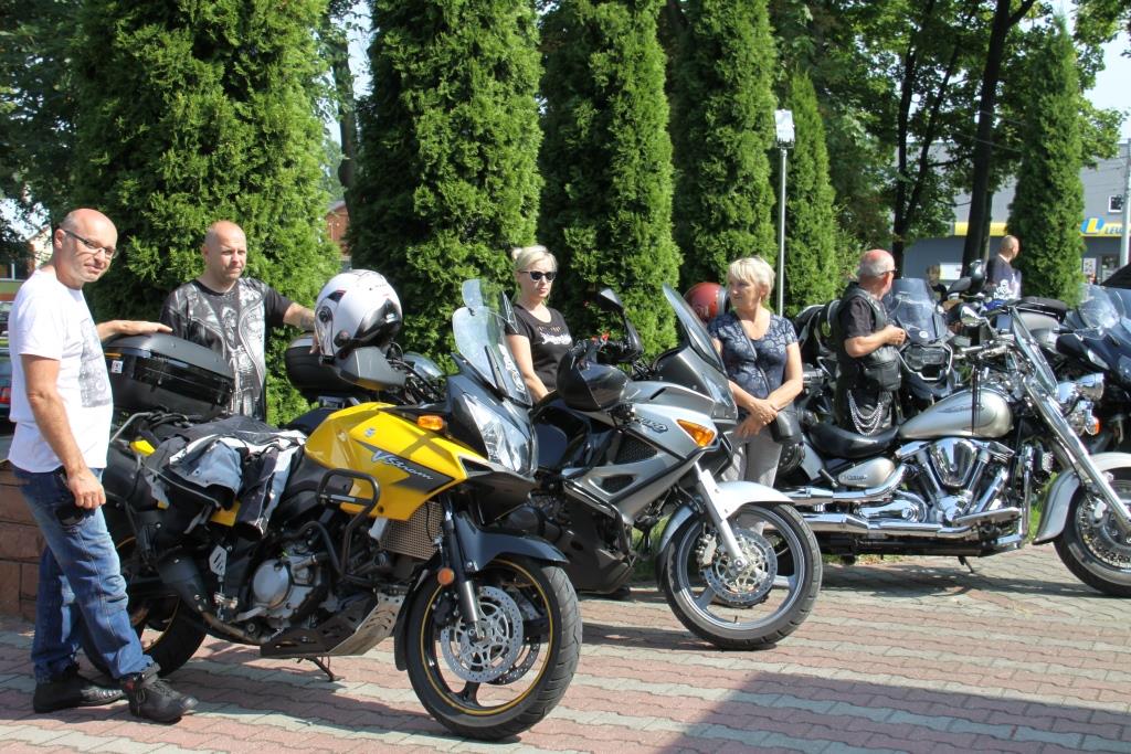 Stojące motocykle i motocykliści