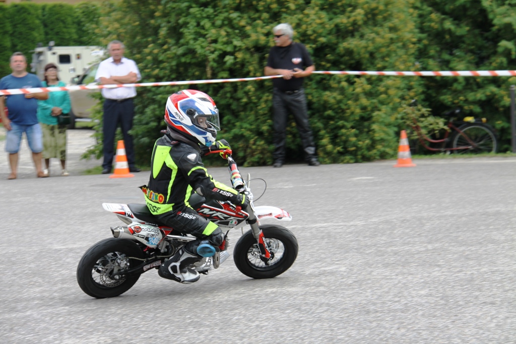 Chłopiec podczas jazdy motorem