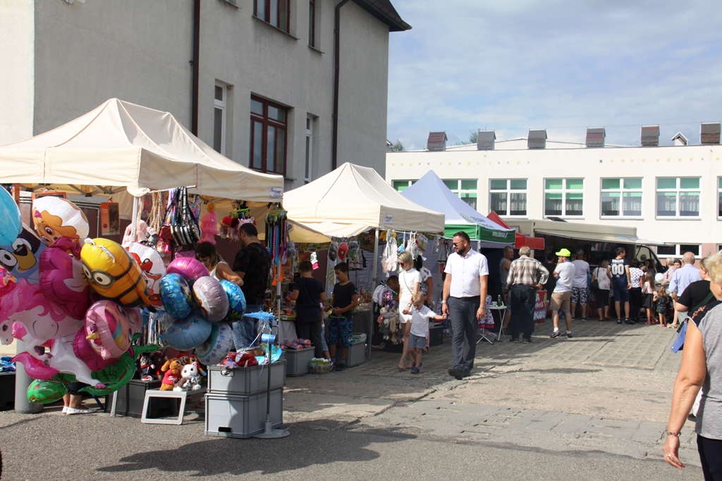 Ujęcie na stragany - widoczne baloniki, ludzie oglądający stragany