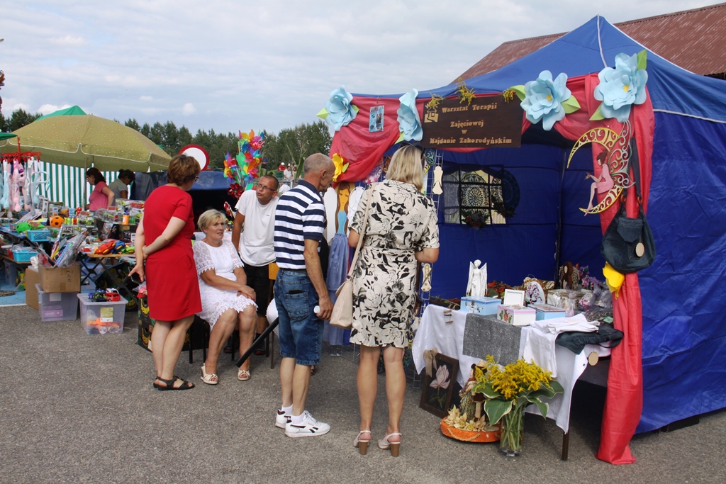 Widok na stragany - widoczne zabawki oraz osoby oglądające towary